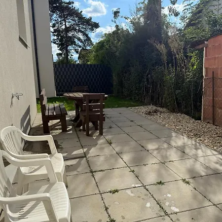 4 Bedroom Stylish House With Garden 维也纳附近格拉斯多夫